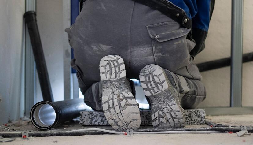 Handwerkerauftr&auml;ge sollten an eingetragene Fachbetriebe vergeben werden: Haust&uuml;rgesch&auml;fte sind riskant und oft teuer.