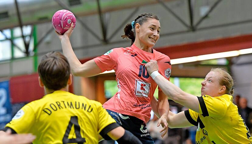 Obenauf waren Daphne Gautschi und die Sport-Union Neckarsulm gegen eine unangenehme Dortmunder Verteidigung um Alina Grijseels und Harma van Kreij (rechts) selten. "Desaster" nannte Trainerin Tanja Logvin das Angriffsspiel zu Beginn.