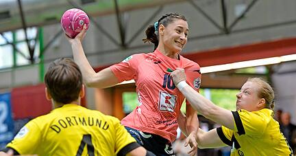 Obenauf waren Daphne Gautschi und die Sport-Union Neckarsulm gegen eine unangenehme Dortmunder Verteidigung um Alina Grijseels und Harma van Kreij (rechts) selten. "Desaster" nannte Trainerin Tanja Logvin das Angriffsspiel zu Beginn.
Foto: M. Berger
