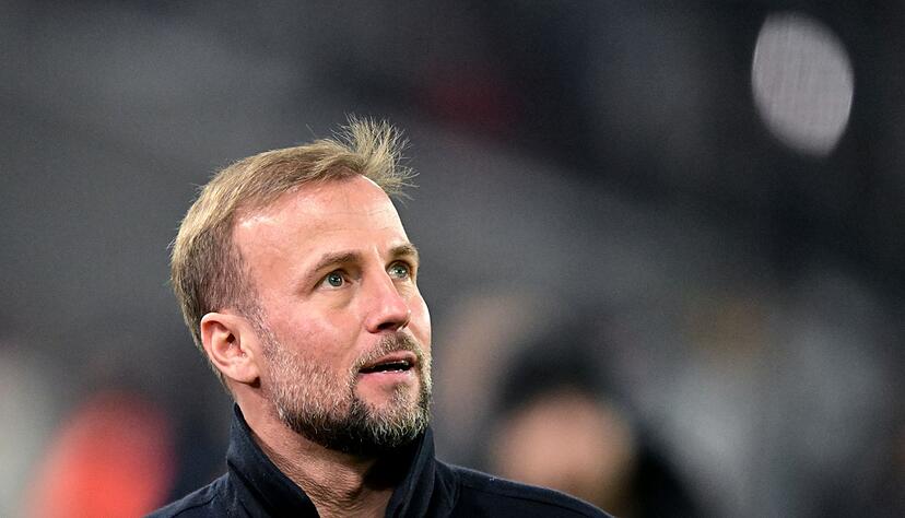 Trainer Sebastian Hoene&szlig; muss mit dem VfB Stuttgart in der Zwischenrunde der Europa League ran.