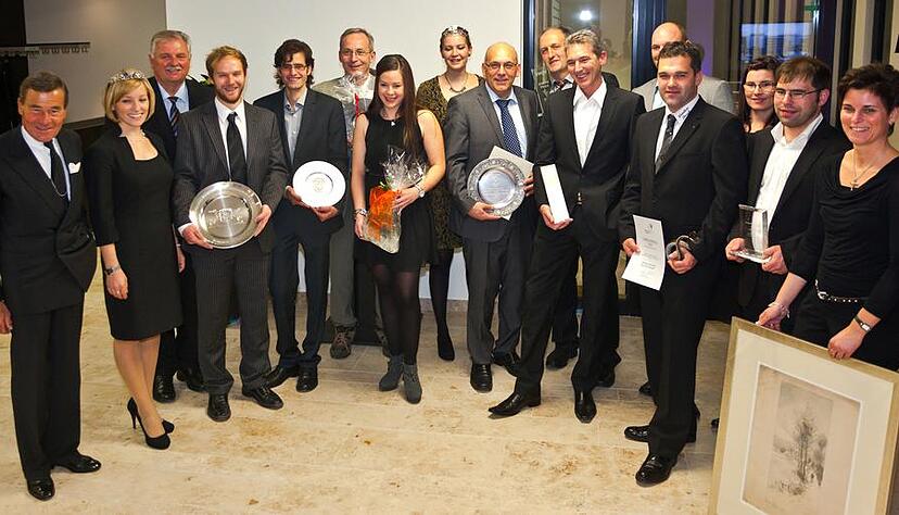 Zehn Ehrenpreisträger wurden vom Weinbauverband Württemberg ausgezeichnet. Von links: Festredner Wolfgang Grupp, Württembergs Weinkönigin Nina Hirsch und Weinbauverbandspräsident Hermann Hohl. Zehn Ehrenpreisträger wurden vom Weinbauverband Württemberg ausgezeichnet. Von links: Festredner Wolfgang Grupp, Württembergs Weinkönigin Nina Hirsch und Weinbauverbandspräsident Hermann Hohl.