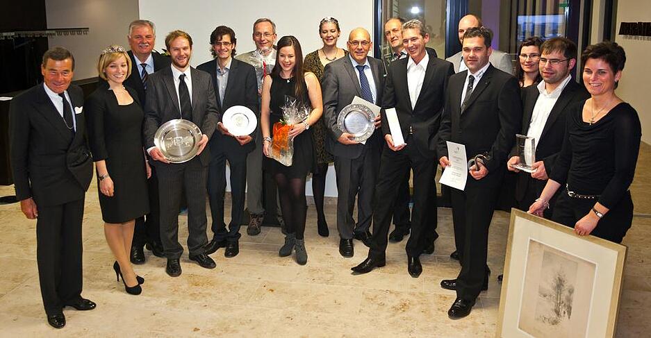 Zehn Ehrenpreisträger wurden vom Weinbauverband Württemberg ausgezeichnet. Von links: Festredner Wolfgang Grupp, Württembergs Weinkönigin Nina Hirsch und Weinbauverbandspräsident Hermann Hohl. Zehn Ehrenpreisträger wurden vom Weinbauverband Württemberg ausgezeichnet. Von links: Festredner Wolfgang Grupp, Württembergs Weinkönigin Nina Hirsch und Weinbauverbandspräsident Hermann Hohl.