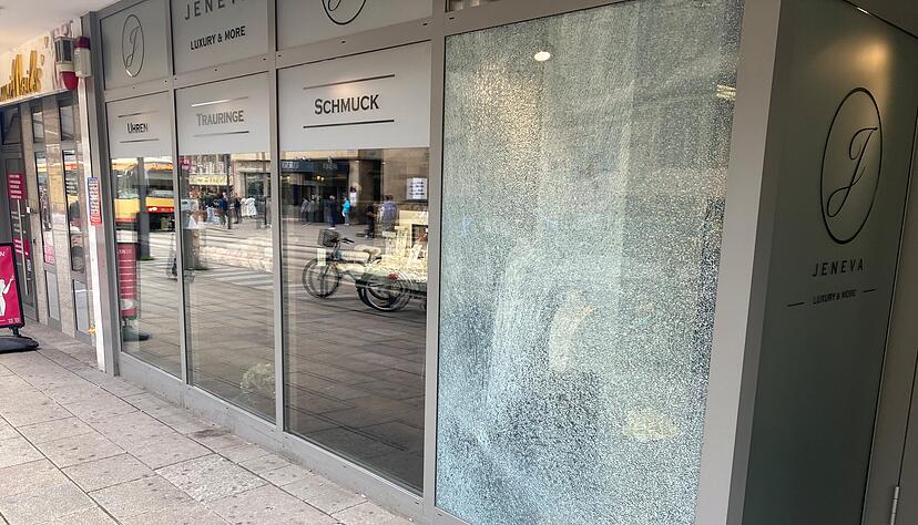 Ein Unbekannter hat die Scheibe eines Heilbronner Juweliers eingeschlagen.
