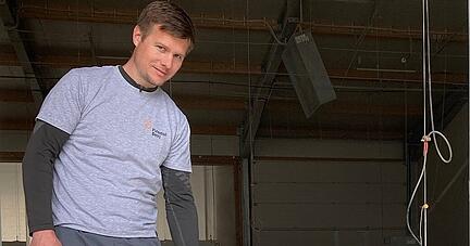 Rund vier Jahre nach dem Brand auf dem Putenhof kann Timo Bentz wieder lächeln. Am Sonntag lädt der Kirchardter zum Hoffest ein. Rund vier Jahre nach dem Brand auf dem Putenhof kann Timo Bentz wieder lächeln. Am Sonntag lädt der Kirchardter zum Hoffest ein.