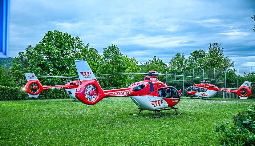 Rettungshubschrauber stehen auf einer Wiese in der N&auml;he der Turnhalle in Remshalden.