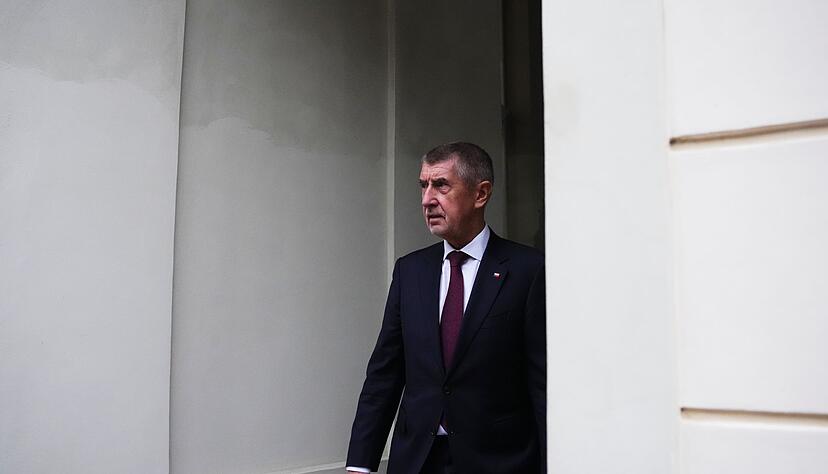 Babis verl&auml;sst die Prager Burg nach der Ernennung seiner Regierung.
