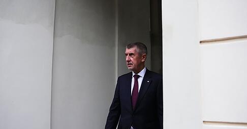 Babis verlässt die Prager Burg nach der Ernennung seiner Regierung. Babis verlässt die Prager Burg nach der Ernennung seiner Regierung.