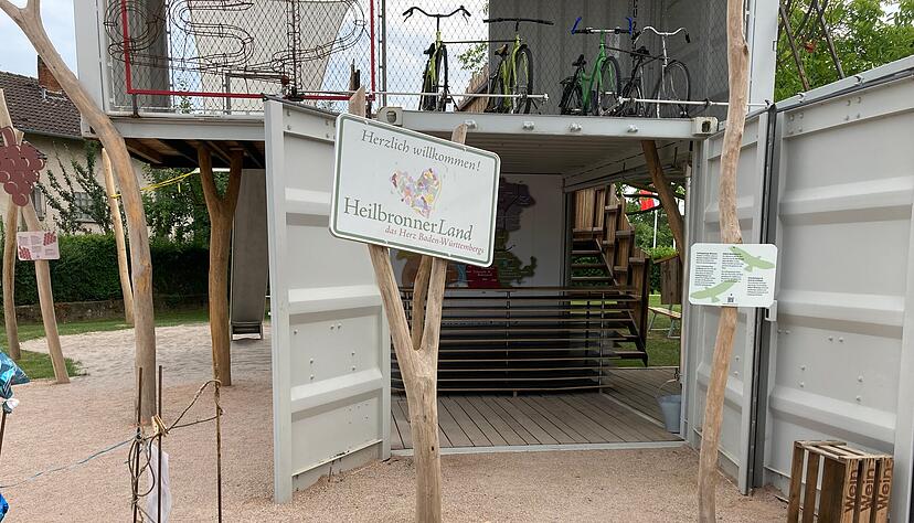 Einladend offen und verspielt präsentiert der Landkreis Heilbronn auf der Eppinger Gartenschau. Wer oben in die Pedale tritt, genießt dabei die Aussicht übers Gelände. Unten irritiert derzeit eine Ausstellung des Waldnetzwerks.
Foto: Susanne Schwarzbürger Einladend offen und verspielt präsentiert der Landkreis Heilbronn auf der Eppinger Gartenschau. Wer oben in die Pedale tritt, genießt dabei die Aussicht übers Gelände. Unten irritiert derzeit eine Ausstellung des Waldnetzwerks.
Foto: Susanne Schwarzbürger