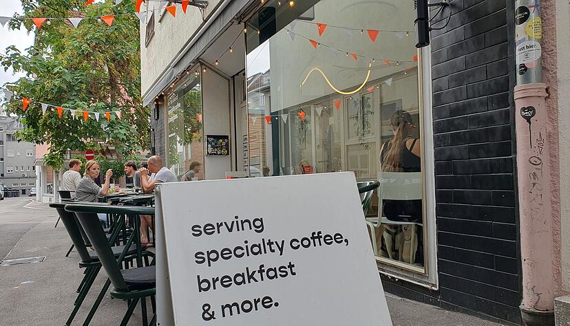 Das Erstmal Kaffee in der Schulgasse. An besonders heißen Tagen machen Mitarbeiter schon früher Feierabend.