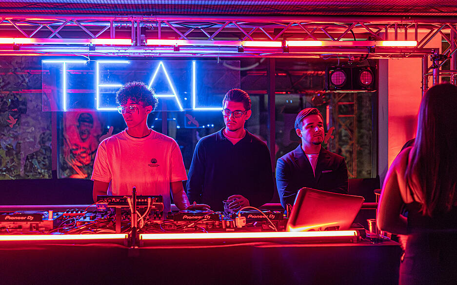 Mehrere DJs sorgen bei der Halloween-Party in der Tenno Sushi Lounge für Stimmung.