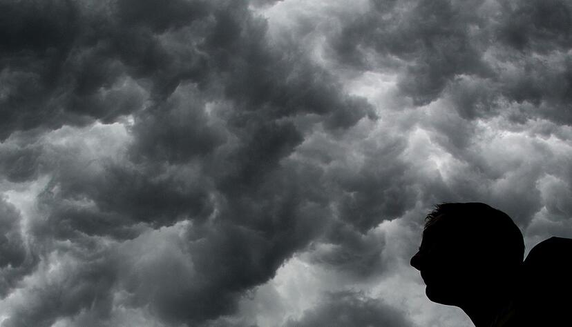 Epileptische Anfälle kommen oft unvermittelt. Was kann man tun, um sie zu verhindern, und wie reagiert man richtig als Beobachter?