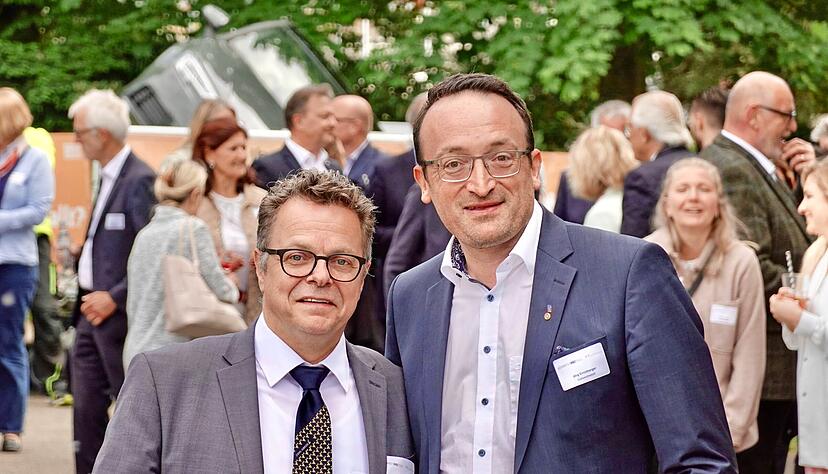Ziehl-Abegg-Sprecher Rainer Grill (links) mit S&uuml;dwestmetall-Gesch&auml;ftsf&uuml;hrer J&ouml;rg Ernstberger bei der After-Work-Party.
Foto: Christian Gleichauf
