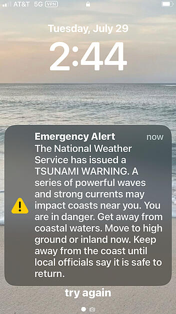 Diese Bildschirmaufnahme zeigt eine Tsunami-Warnung auf einem Handy in Honolulu. Diese Bildschirmaufnahme zeigt eine Tsunami-Warnung auf einem Handy in Honolulu.