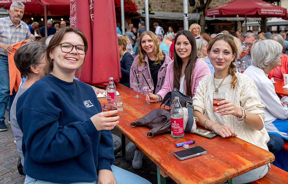 Elf Vereine und Organisationen bieten Speisen und Getr&auml;nke an.