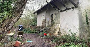 In diesem Wohnhaus hat es am 11. M&auml;rz gebrannt. Die Polizei ermittelt wegen Brandstiftung.