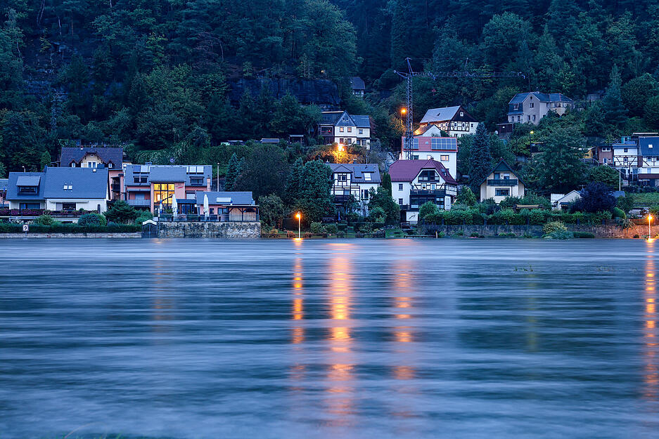 Hochwasser an der Elbe in Bad Schandau (Sachsen). In Ostsachsen wird spätestens zur Wochenmitte die höchste Alarmstufe erreicht.