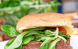 Das Patty ist recht dick, macht im Burger ordentlich satt.