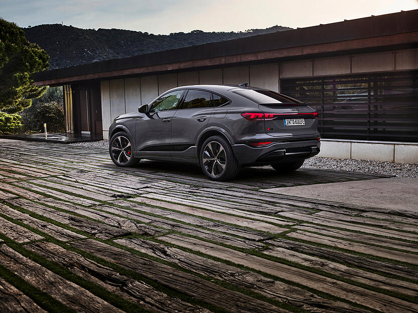 Die abfallende Dachpartie mündet in einem knackigen Heck. Der Sportback ist fast vier Zentimeter flacher als der normale Q6 E-Tron.