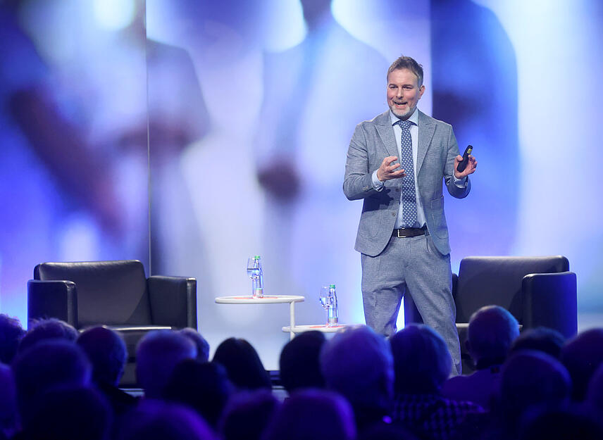 Bei der Abendvorlesung erkl&auml;rt der Neurologie-Experte typische Anzeichen wie kribbelnde F&uuml;&szlig;e.