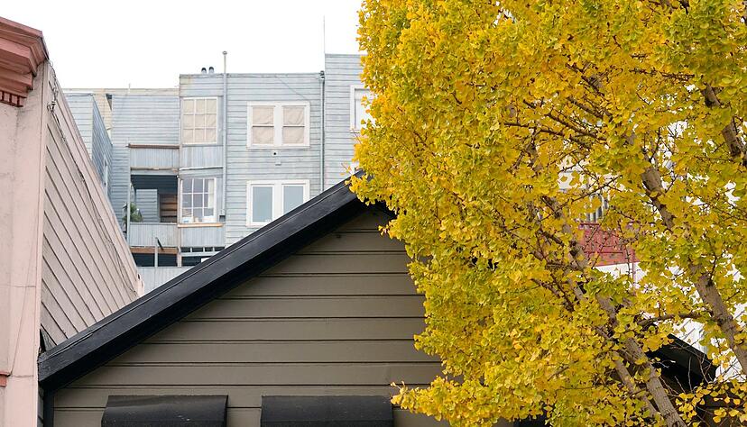 Schutz bei Schr&auml;glagen: Gang rein, Handbremse anziehen und R&auml;der gegen Bordstein einschlagen.