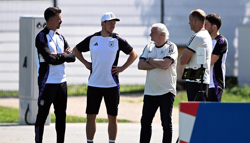 Bundestrainer Julian Nagelsmann (2.v.l.) und seine Mannschaft plagen Stechmücken im "Home Ground". Bundestrainer Julian Nagelsmann (2.v.l.) und seine Mannschaft plagen Stechmücken im "Home Ground".