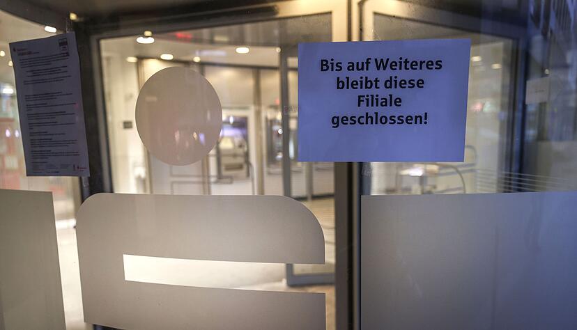 Ein Zettel mit der Aufschrift «Bis auf Weiteres bleibt diese Filiale geschlossen» hängt am Eingang der Sparkassen-Filiale Gelsenkirchen-Buer. Ein Zettel mit der Aufschrift «Bis auf Weiteres bleibt diese Filiale geschlossen» hängt am Eingang der Sparkassen-Filiale Gelsenkirchen-Buer.