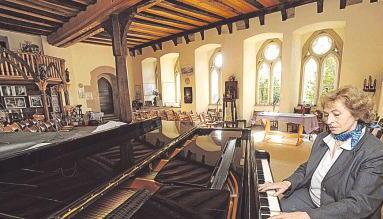 Die Schlossherrin ist Musikerin: Renate Freifrau von Lamezan an ihrem Bösendorfer-Flügel in der wunderschön hergerichteten Schlosskapelle. Die Schlossherrin ist Musikerin: Renate Freifrau von Lamezan an ihrem Bösendorfer-Flügel in der wunderschön hergerichteten Schlosskapelle.