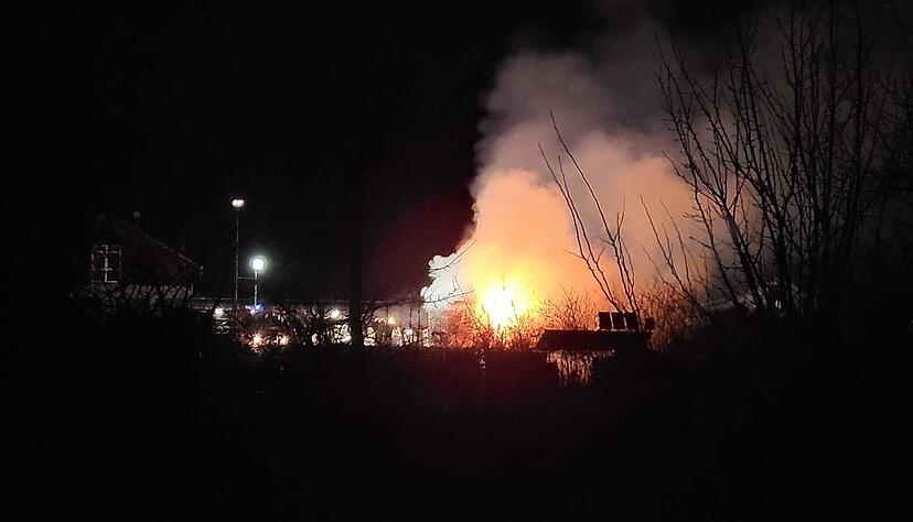 Die Flammen eines Brandes in Bad Wimpfen waren weit sichtbar.