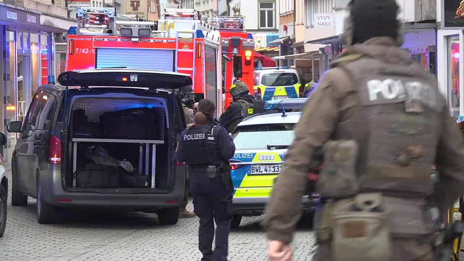 Der Bereich (Straße Kronenhof) wird aktuell gesperrt. Auch ein Polizeihubschrauber soll in Esslingen im Einsatz sein. Der Bereich (Straße Kronenhof) wird aktuell gesperrt. Auch ein Polizeihubschrauber soll in Esslingen im Einsatz sein.