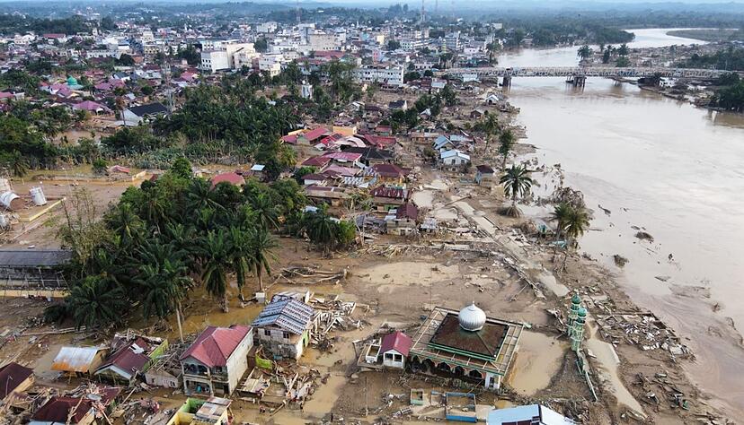Immer mehr Menschen verlieren auf Sumatra ihre H&auml;user, werden vermisst oder sterben in der Flutkatastrophe, die als eine der schwersten der zur&uuml;ckliegenden Jahre gilt.