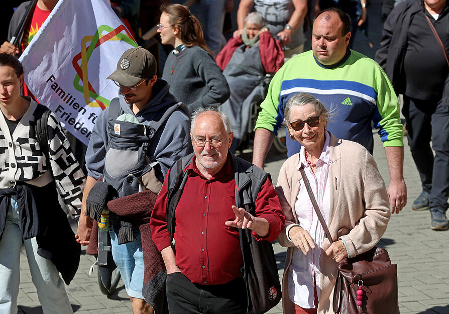 Viele Teilnehmer kamen aus unterschiedlichen Gewerkschaften, Parteien und Organisationen zusammen.