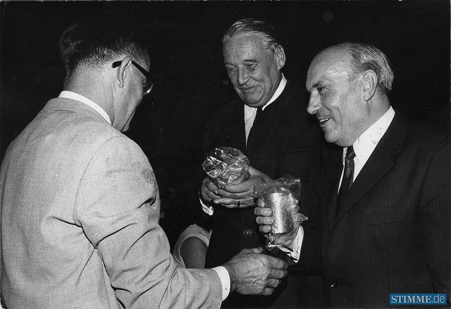 1969 können die Götz-Festspiele in Jagsthausen auf die bisher erfolgreichste Saison zurückblicken. Am Abschlußabend bedankt sich Laienspielführer Ernst Bauer beim Vorsitzenden des Festspielkuratoriums, Dittrich Freiherr von Berlichingen und Bürgermeister Albert Feinauer für die vorausgegangene Ehrung der  Laienspieler.