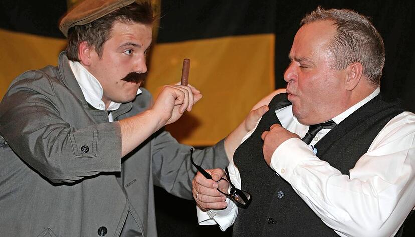 Uwe von Grumbkow (links) und Maximilian Sordon unterhielten die G&auml;ste als Sir Norman Green und Manfred beim Krimidinner auf Schloss Heinsheim.Foto: Theuer