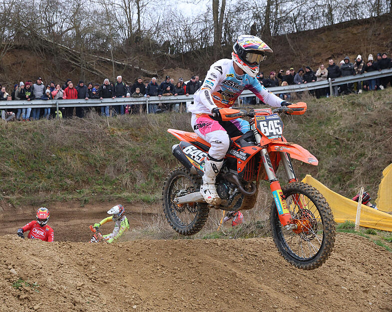 Fliegende Motorr&auml;der und volle Trib&uuml;nen: Winter-Motocross Frankenbach feiert Jubil&auml;um