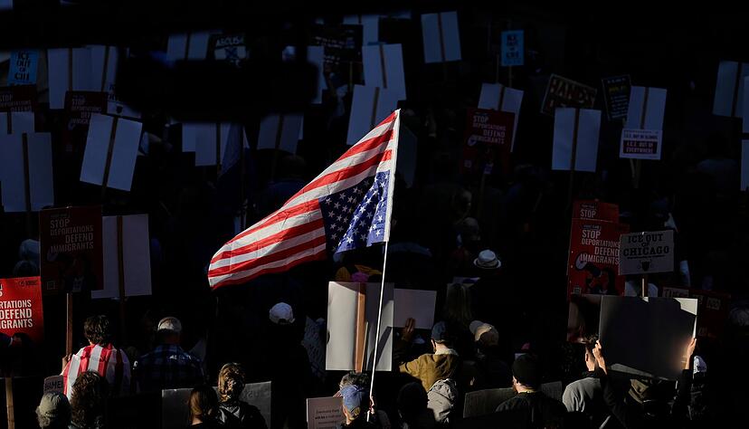 Viele in Chicago protestieren gegen Trump.
