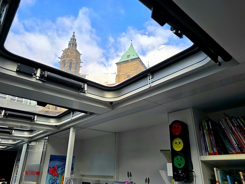 Lesefreude auf Rädern: Der moderne Bücherbus der Stadtbibliothek ist in Heilbronn unterwegs.