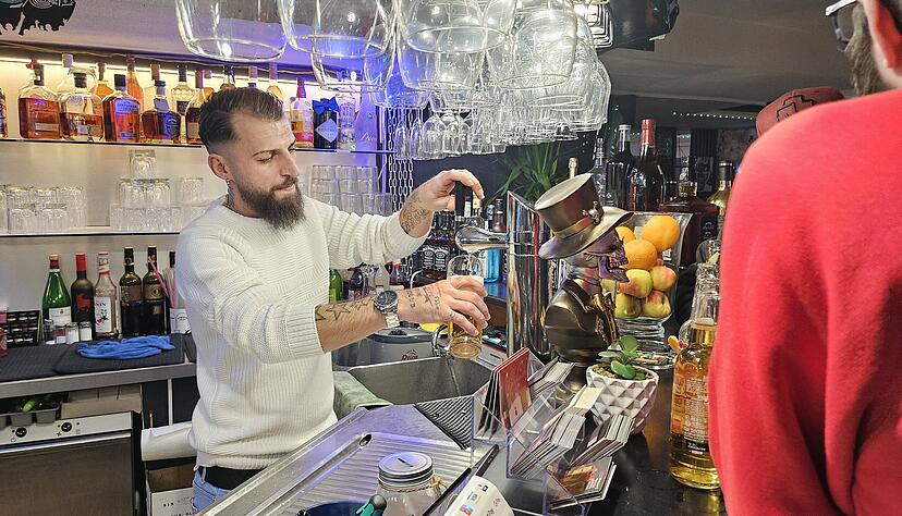 Auch zur später Stunde ist in der Karma Lounge voller Betrieb. Besitzer Valdrin Hoxhaj schenkt Bier für seine Kunden ein. Auch zur später Stunde ist in der Karma Lounge voller Betrieb. Besitzer Valdrin Hoxhaj schenkt Bier für seine Kunden ein.