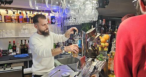 Auch zur später Stunde ist in der Karma Lounge voller Betrieb. Besitzer Valdrin Hoxhaj schenkt Bier für seine Kunden ein.