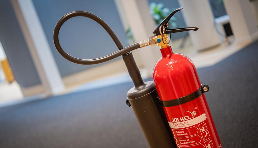 Je nachdem welches Material brennt, wird ein bestimmtes Löschmittel benötigt - bevor man einen Feuerlöscher verwendet, sollte man sich mit den Unterschieden auseinandersetzen. Je nachdem welches Material brennt, wird ein bestimmtes Löschmittel benötigt - bevor man einen Feuerlöscher verwendet, sollte man sich mit den Unterschieden auseinandersetzen.