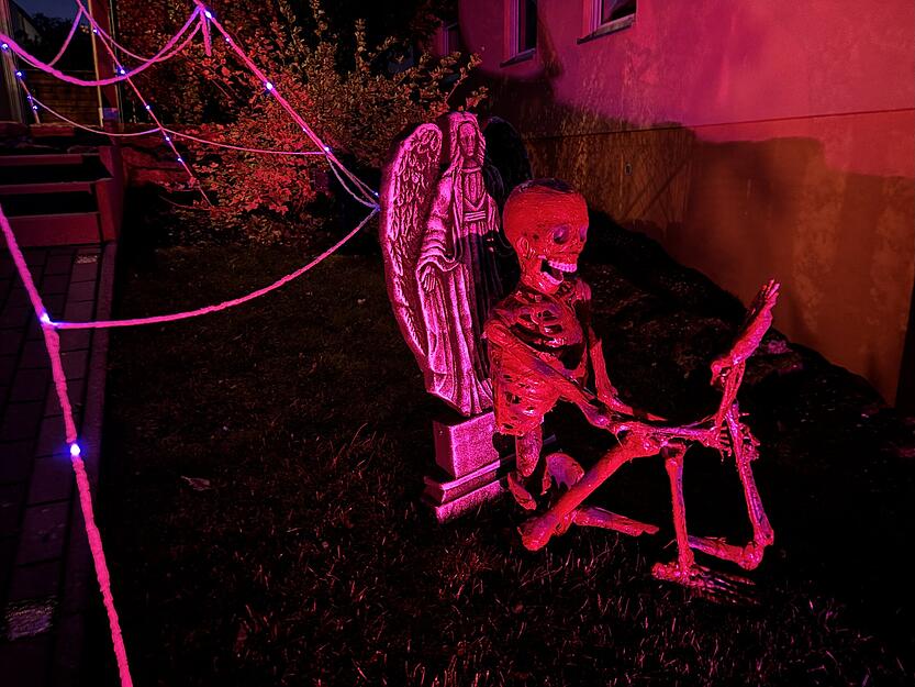 Vom einfachen Kostüm bis zur Hightech-Dekoration – das Halloween-Haus wächst jedes Jahr weiter. Vom einfachen Kostüm bis zur Hightech-Dekoration – das Halloween-Haus wächst jedes Jahr weiter.