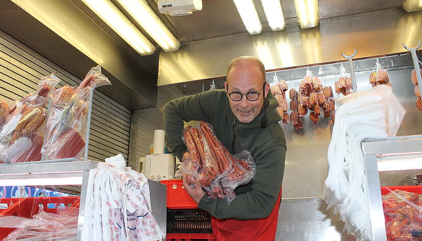 Wattwurm-Micha preist auf dem Heilbronner Pferdemarkt seine Wurstspezialitäten mit flotten Sprüchen an. Wattwurm-Micha preist auf dem Heilbronner Pferdemarkt seine Wurstspezialitäten mit flotten Sprüchen an.
