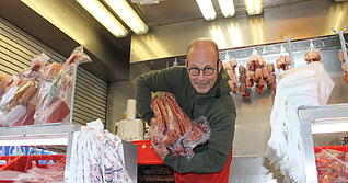 Wattwurm-Micha preist auf dem Heilbronner Pferdemarkt seine Wurstspezialit&auml;ten mit flotten Spr&uuml;chen an.
