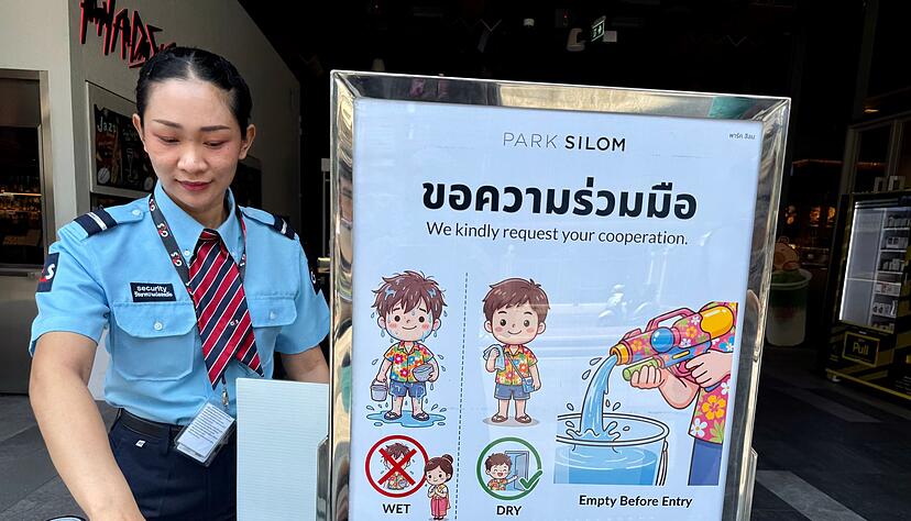 Spa&szlig; ja - aber mit Regeln: Vor dem Betreten einiger Geb&auml;ude m&uuml;ssen die Wasserpistolen ausgeleert werden.