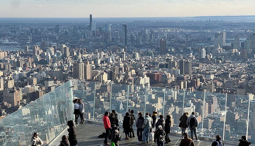 Hoch über dem Häusermeer. Hoch über dem Häusermeer.