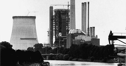 Schon nächstes Jahr soll das Kraftwerk Heilbronn wieder zur Baustelle werden, wie hier zuletzt 1985. Damals wurde Block 7 mit dem Kühlturm gebaut, nun soll Block 8 folgen. Foto: Archiv/Eisenmenger