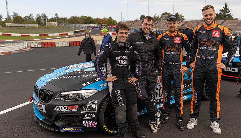 Sven Markert, Nils Steinberg und Yannick Fübrich (von rechts) feierten beim letzten Saisonrennen der Nürburgring Langstrecken-Serie einen gelungenen Saisonabschluss. Sven Markert, Nils Steinberg und Yannick Fübrich (von rechts) feierten beim letzten Saisonrennen der Nürburgring Langstrecken-Serie einen gelungenen Saisonabschluss.