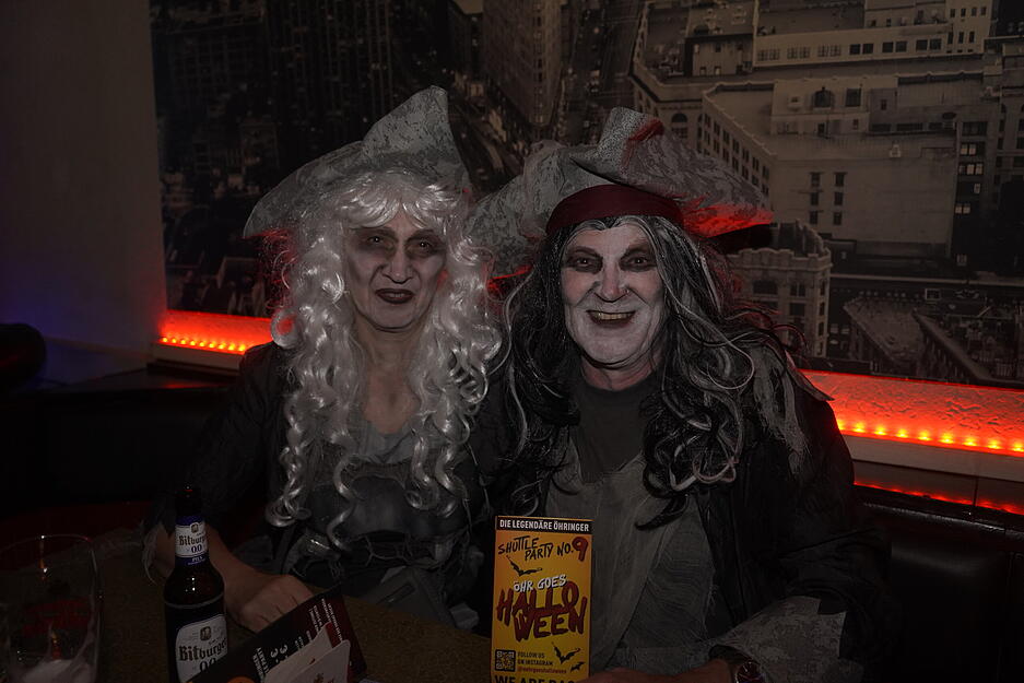 Blutig oder mit Maske: Bei der Halloween-Shuttleparty in Öhringen haben sich die Gäste in Kostüme geschmissen.