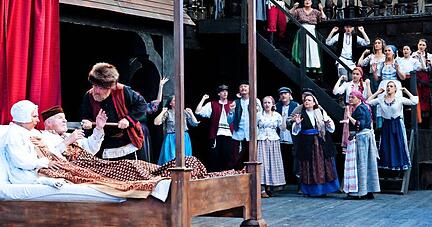 Es lebe die Tradition, oder: Tevje (Peter Bause) im Bett mit Gattin Golde (Hannelore Droege) träumt, dass sich der Fleischer (Torsten M.Krogh) an ihm rächt. Foto: Schelhorn