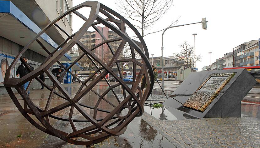 An der Allee erinnert eine Gedenkst&auml;tte an die 1938 zerst&ouml;rte Synagoge. Die neuen Gebetsr&auml;ume der Heilbronner Juden sind besonders gesichert.
Foto: Archiv