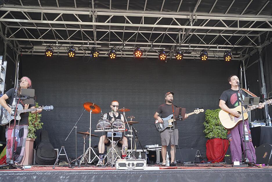 Auf dem Hohenloher Weindorf am Samstag gab es in Öhringen Live-Musik von drei Standorten. Die Görlitzer Band Color The Sky begeisterte mit Cover-Songs von Queen bis The Cure. Auf dem Hohenloher Weindorf am Samstag gab es in Öhringen Live-Musik von drei Standorten. Die Görlitzer Band Color The Sky begeisterte mit Cover-Songs von Queen bis The Cure.